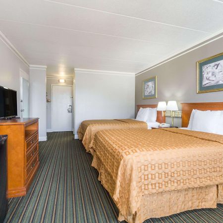 Days Inn By Wyndham Columbus East Airport Екстер'єр фото