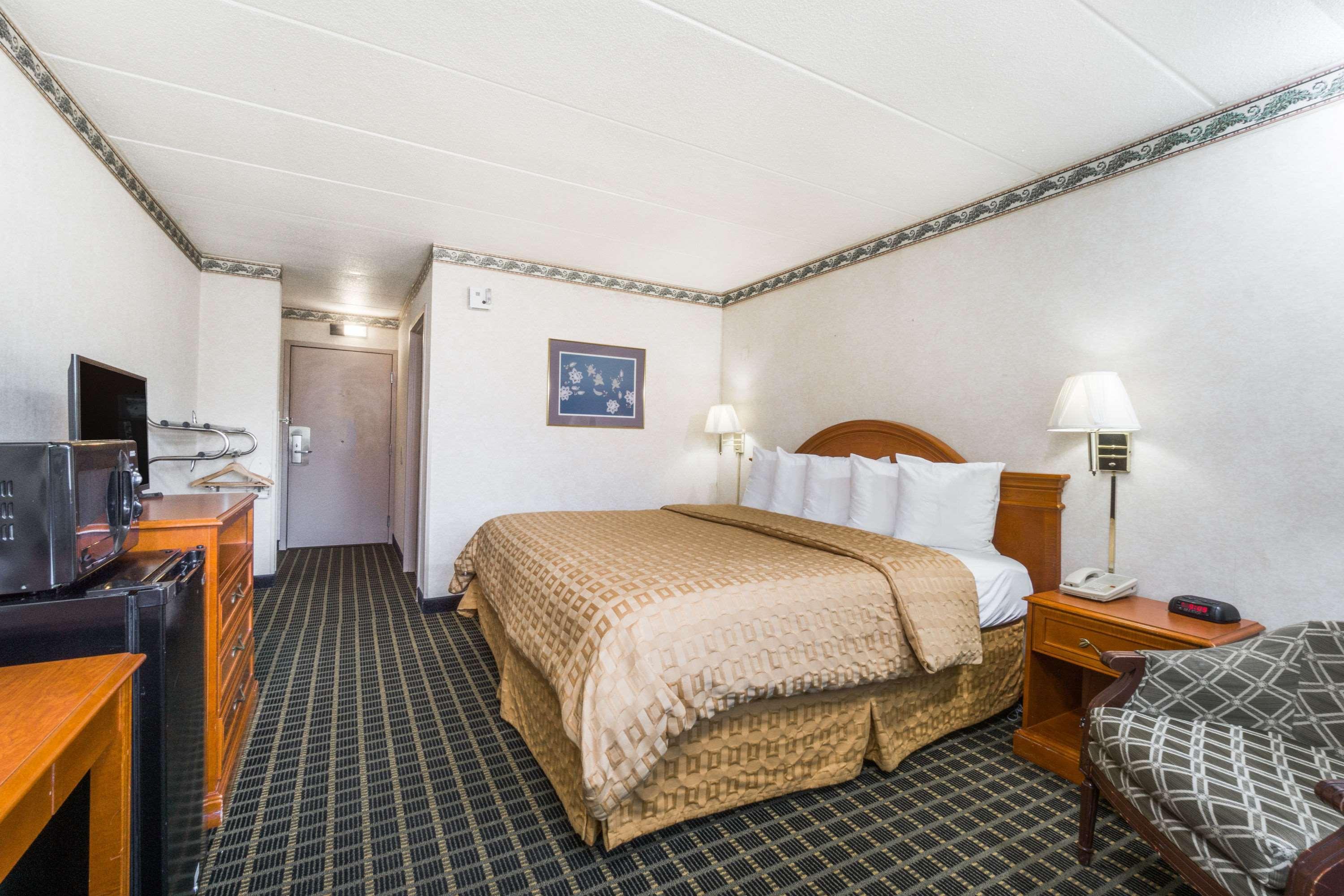 Days Inn By Wyndham Columbus East Airport Екстер'єр фото