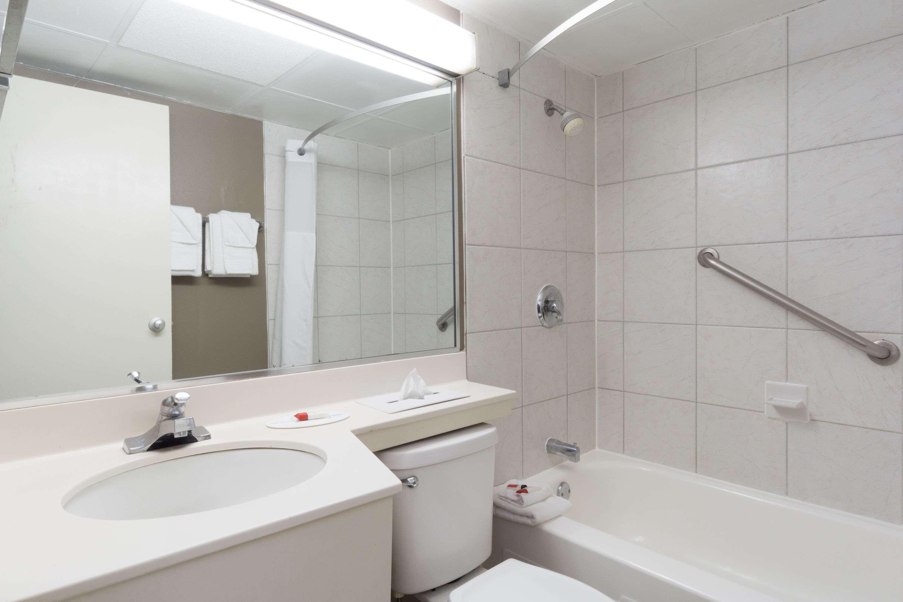 Days Inn By Wyndham Columbus East Airport Екстер'єр фото